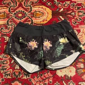 Oiselle Roga Shorts in Moody Floral - Size S/4